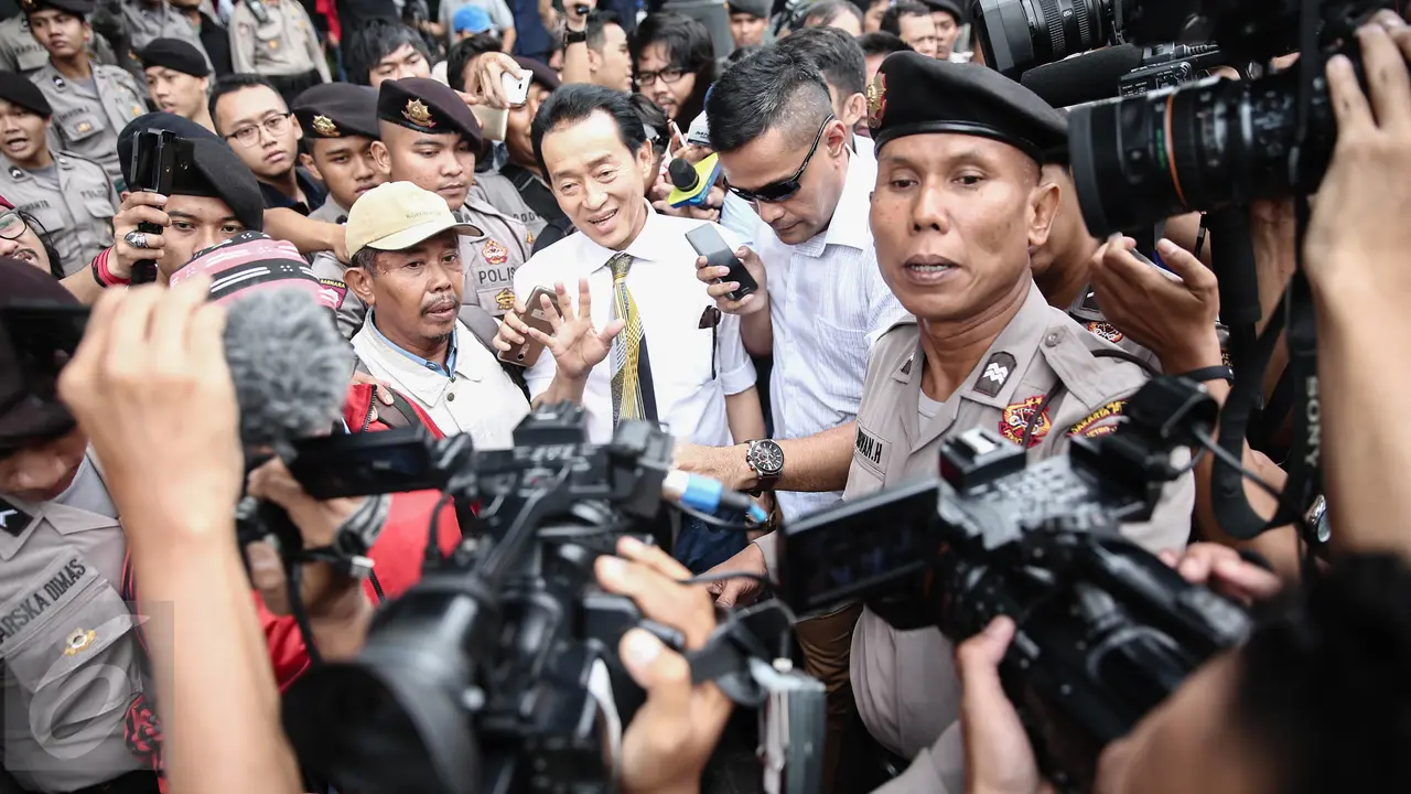 [Bintang] Emosi, Ayah Mirna Ditarik dan Diusir dari Ruang Sidang