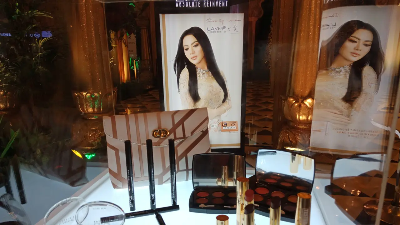 Tampil Bercahaya Selama Ramadan dengan Koleksi Makeup Illuminating Syahrini