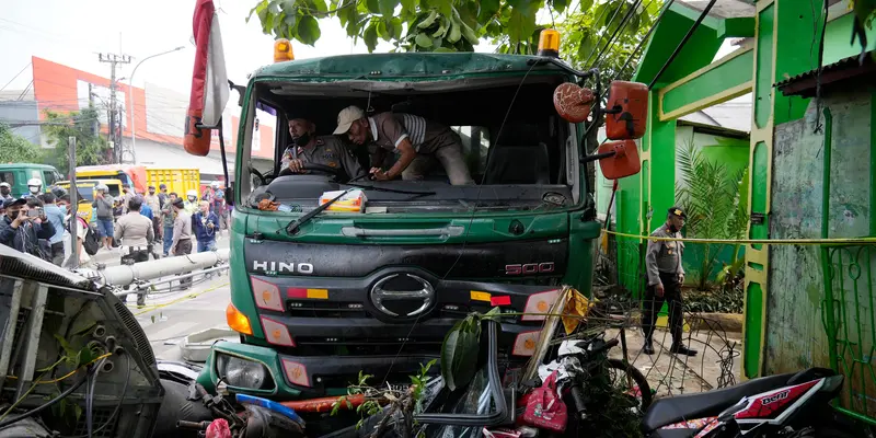 Penampakan Kecelakaan Maut di Bekasi, Truk Kontainer Hantam Halte Sekolah dan Tewaskan 10 Orang