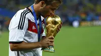 Mario Gotze pahlawan Jerman cium trofi Piala Dunia (REUTERS/Eddie Keogh)
