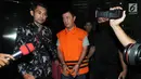 Pengusaha tim sukses Bupati Talaud, Benhur Lalenoh kenakan rompi tahanan usai menjalani pemeriksaan di Gedung KPK, Jakarta, Rabu (01/05/2019). Benhur terjaring OTT bersama Bupati Kepulauan Talaud Sri Wahyumi Maria Manalip, Bernard Hanafi, anak dari Bernard, dan sopir. (merdeka.com/Dwi Narwoko)