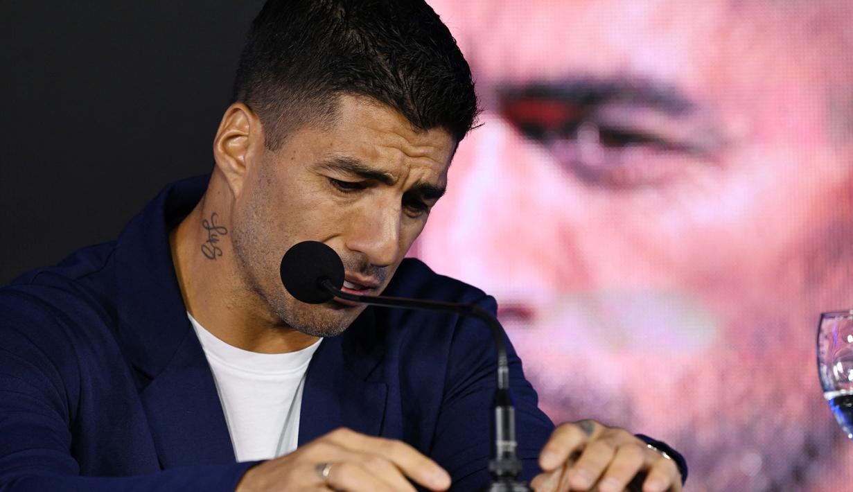 Luis Suarez berusaha menahan tangis saat mengonfirmasi bahwa pertandingan kualifikasi Piala Dunia 2026 antara Uruguay melawan Paraguay akhir pekan ini akan menjadi penampilan terakhirnya untuk negaranya. (AFP/Eitan Abramovich)