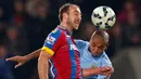 Gelandang Manchester City, Fernandinho berebut bola udara dengan pemain Crystal Palace Glenn Murray saat Laga Liga Premier Inggris di Selhurst Park Stadium, Inggris ( 6/4/2015). Crystal Palace menang 2-1 atas Manchester City. (Reuters/Suzanne)