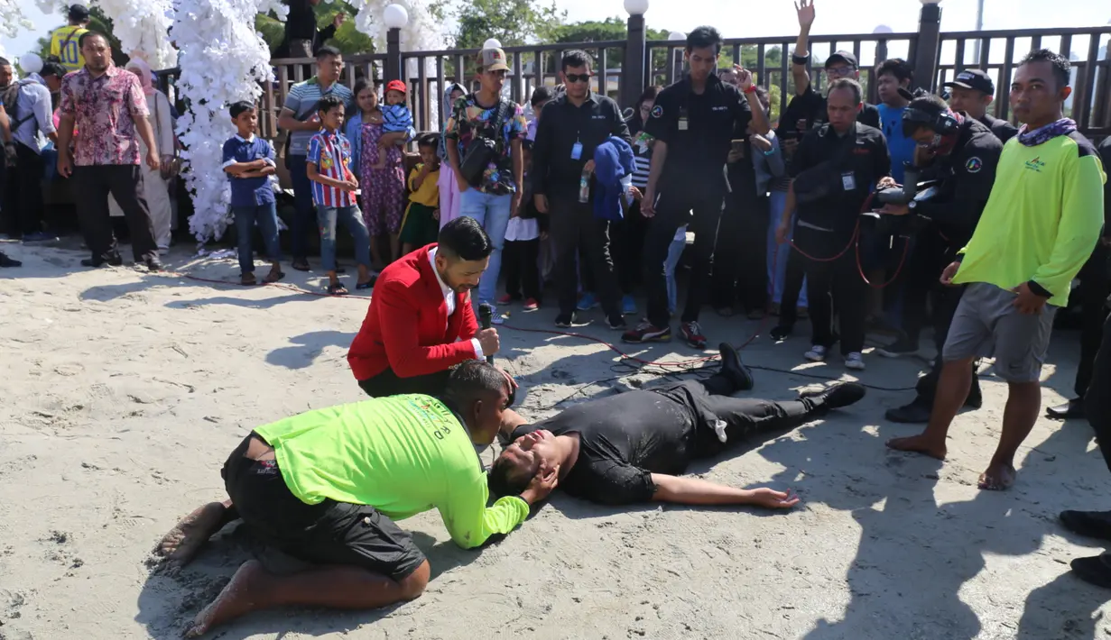 Rayuan demi rayuan diungkapkan oleh Vicky saat sedang di atas speed boat. Pengantin perempuan terlihat begitu bahagia mendengar rayuan suaminya tersebut. (Nurwahyunan/Bintang.com)