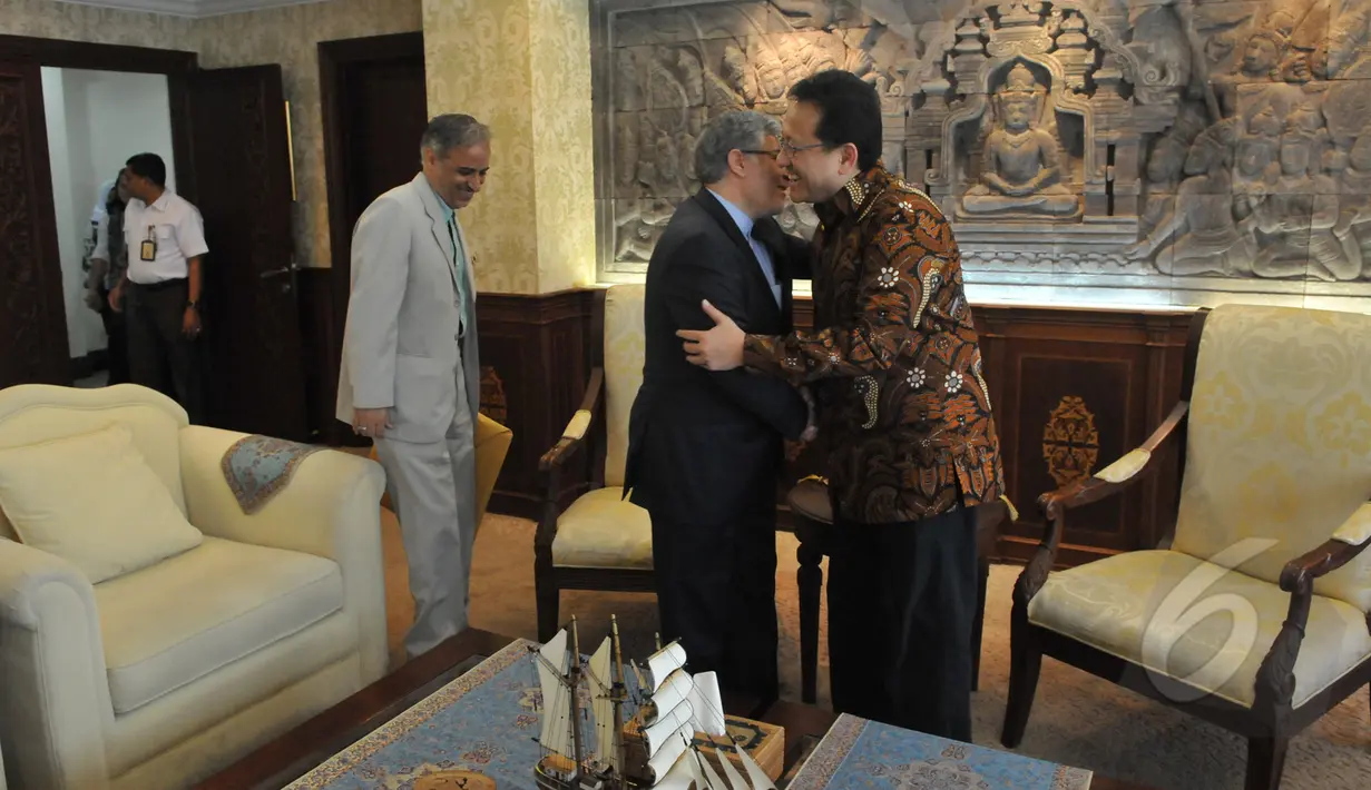 Ketua DPD RI Irman Gusman (kanan) menyambut kedatangan Dubes Iran Untuk Indonesia Valiollah Mohammadi (tengah) di ruang pimpinan DPD RI, Jakarta, Senin (4/5/2015). Pertemuan tersebut membahas hubungan bilateral kedua negara. (Liputan6.com/Andrian M Tunay)