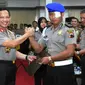 Kapolri Jenderal Polisi Tito Karnavian memberikan penghargaan kepada Bambang. (Liputan6.com/Audrey Santoso)