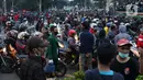 Massa gabungan berkumpul di kawasan Gondangdia, Jakarta, Kamis (8/10/2020). Massa gabungan berunjuk rasa menentang disahkan Omnibus Law UU Cipta Kerja. (Liputan6.com/Helmi Fithriansyah)