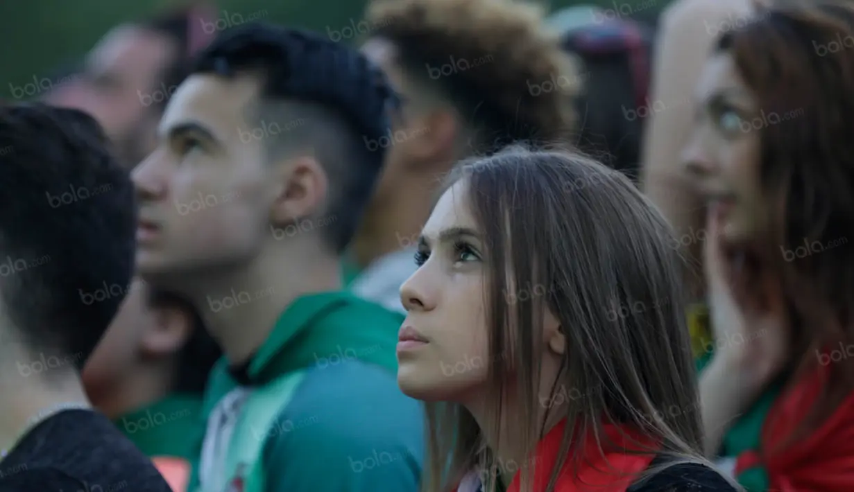 Kegelisahan suporter cantik Portugal baru hilang saat menit ke -117 dimana Ricardo Quaresma mampu mencetak gol kemenangan Portugal. (Bola.com/Vitalis Yogi Trisna)