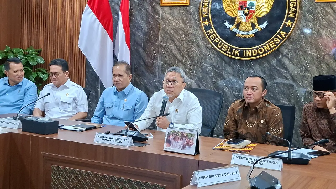 Menko Zulkifli Terima Aduan Pedagang soal Lonjakan Harga Plastik