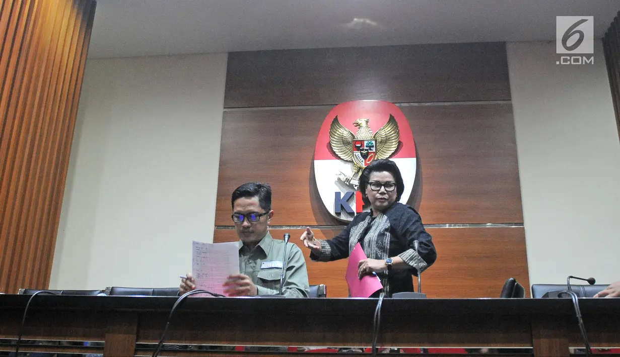 Suasana saat Jubir KPK Febri Diansyah dan Wakil Ketua KPK Basaria Panjaitan menggelar konfrensi pers di Jakarta, Jumat (2/2). Zumi Zola  sudah dicekal sejak 25 Januari lalu. (Liputan6.com/Herman Zakharia)
