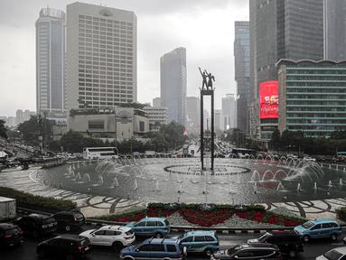 Kondisi lalu lintas di kawasan Bundaran HI, Jakarta, Rabu (28/12/2022). Walau sempat disebutkan ada potensi badai dahsyat yang melanda kawasan Jakarta–Bogor–Depok–Tangerang–Bekasi (Jabodetabek) pada hari ini, warga Jakarta terpantau masih banyak beraktivitas di luar ruangan. (Liputan6.com/Faizal Fanani)