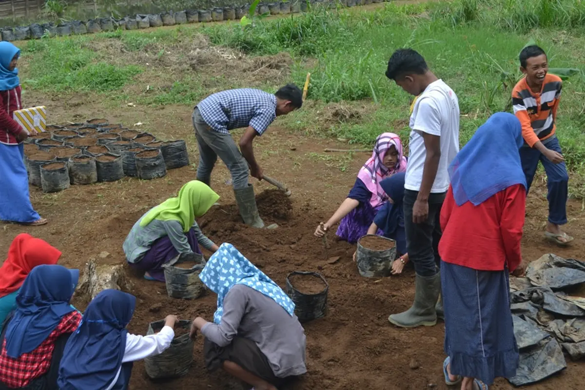Sekolah di Lereng Gunung Slamet Ini Bisa Bayar Pakai Apa Saja