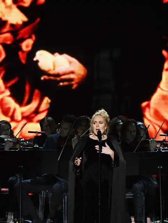 Ibu satu anak ini mendapat pujian dari publik yang menyaksikan penampilannya. Tak sedikit yang menghubungkannya dengan penampilan Adele pada Grammy Awards 2016 lalu. (AFP/Bintang.com)