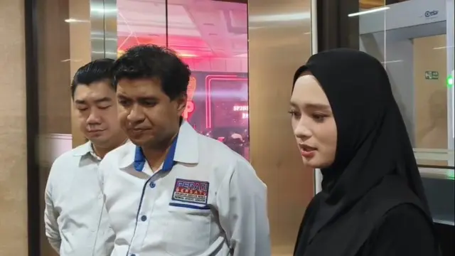 Inara Rusli Jalani BAP di Bareskrim. (M Altaf Jauhar/Liputan6.com)