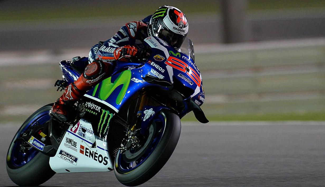 Pebalap Movistar Yamaha, Jorge Lorenzo, mengikuti latihan bebas hari ke-2 GP Qatar di Sirkuit Losail, Doha, Sabtu (19/3/2016) dini hari WIB. Pada sesi ini, pria Spanyol itu berada pada peringkat ke-9 dengan waktu 1 menit 934 detik. (EPA/STR)