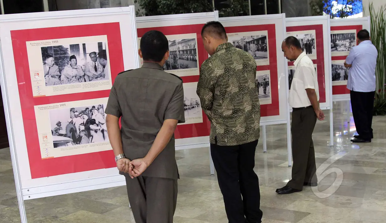 Sejumlah pengunjung saat melihat foto saat peristiwa Konferensi Asia Afrika tahun 1955 di Gedung Parlemen DPR RI, Jakarta, Kamis (23/4/2015). (Liputan6.com/Helmi Afandi)