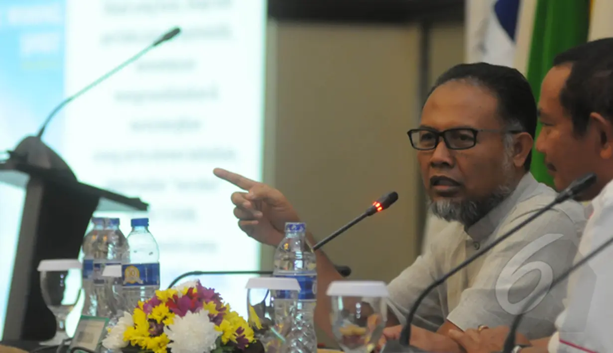 Bambang Widjojanto memberikan penjelasan saat menjadi pembicara seminar nasional yang digagas oleh Konfedarasi Serikat Pekerja Indonesia (KSPI), Jakarta, Senin (16/2/2015). (Liputan6.com/Herman Zakharia)