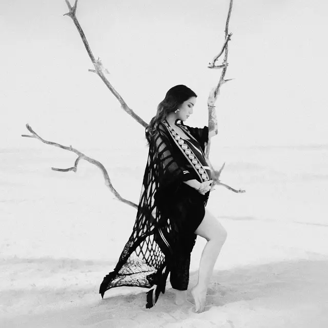 Hamil Anak Keempat, Ini 7 Potret Maternity Shoot Sheila Marcia