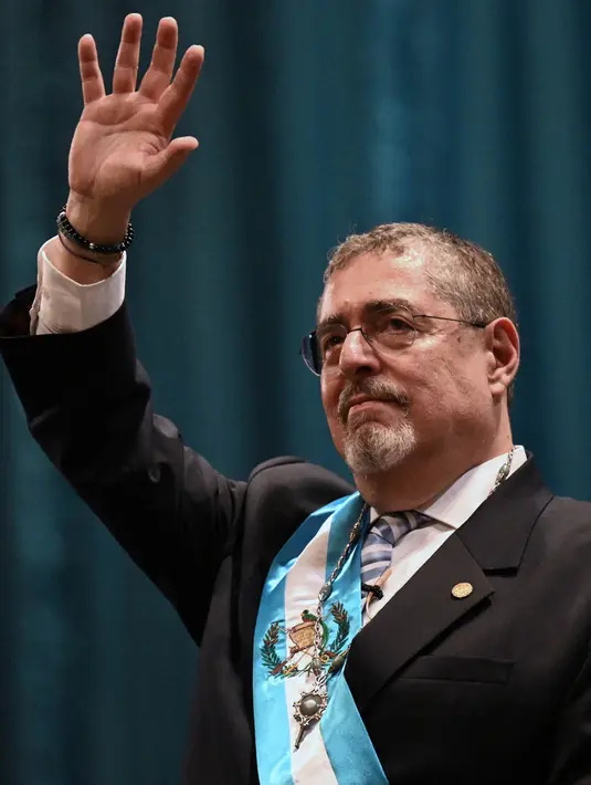 Presiden baru Guatemala Bernardo Arevalo melambaikan tangan setelah dilantik di Pusat Kebudayaan Miguel Angel Asturias di Guatemala City, pada tanggal 14 Januari 2024. (JOHAN ORDONEZ/AFP)