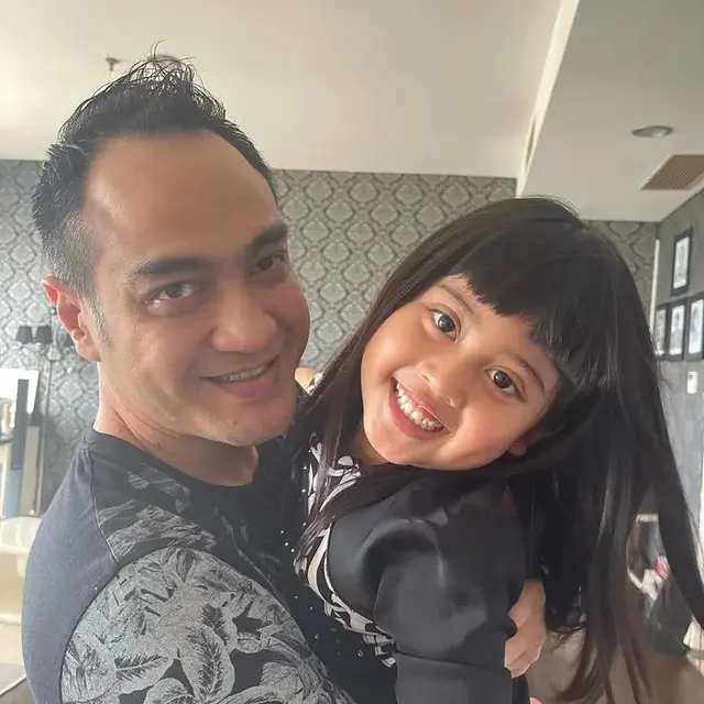 Dikabarkan Segera Menikah, Ini 6 Potret Ferry Irawan dan Anak Angkat Venna Melinda