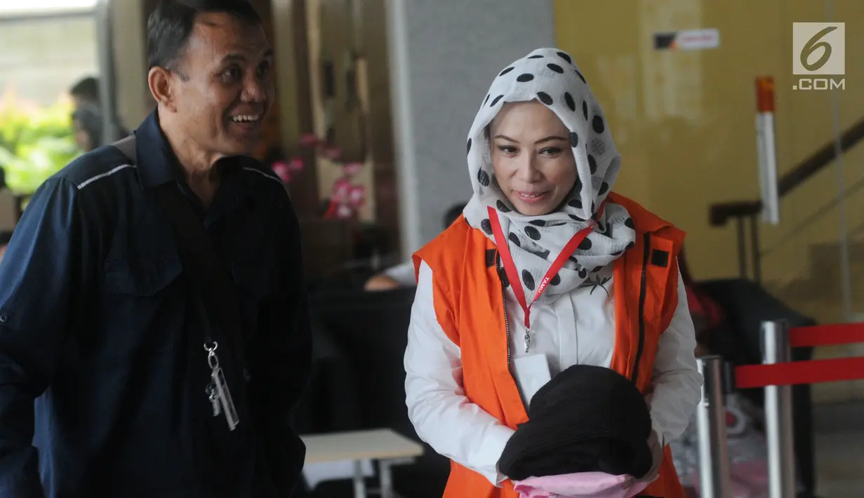 Marketing Manager PT Humpuss Transportasi Kimia, Asty Winasti (kanan) tiba di Gedung KPK, Jakarta, Senin (8/4). Asty menjalani pemeriksaan perdana terkait kasus dugaan suap distribusi pupuk. (merdeka.com/Dwi Narwoko)