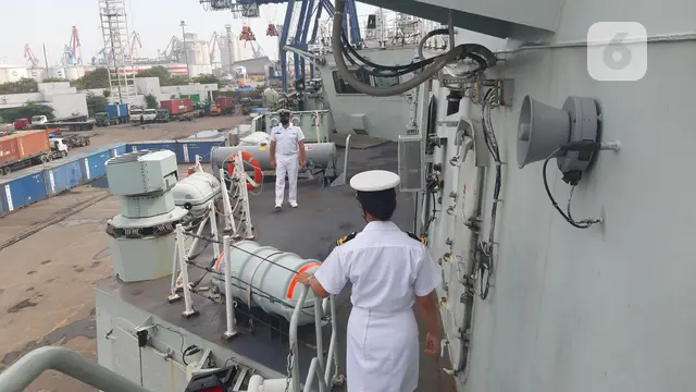 Kapal perang HMCS Winnipeg milik Kanada di Tanjung Priok.