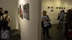 Seorang pengunjung melihat pameran Anugerah Pewarta Foto Indonesia (APFI) 2017 di Jakarta, Jumat (21/4). Sebanyak 15 karya foto jurnalistik terbaik telah dipilih dari 5.488 karya foto yang dikirimkan oleh 410 pewarta foto. (Liputan6.com/Faizal Fanani)