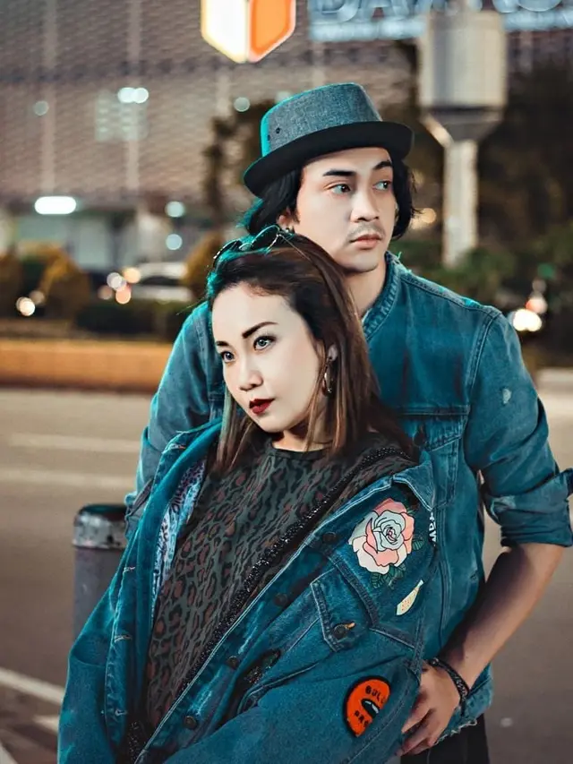 7 Potret Kemesraan Dimaz Andrean Bersama Istri yang Jarang Disorot