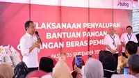 Presiden Joko Widodo (Jokowi) menyalurkan bansos beras di Kompleks Pergudangan Bulog Tanah Grogot, Kabupaten Paser, Kalimantan Timur, Kamis (26/9/2024). (Dok Bulog)