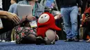 Pengunjung berinteraksi dengan robot Lovot saat pameran teknologi CES 2020 di Las Vegas, Amerika Serikat, Minggu (5/1/2020). Lovot adalah tipe robot rumahan yang manja dan bisa jadi obat saat kesepian. (AP Photo/John Locher)