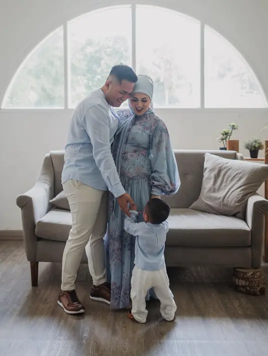 Kehadiran putra pertama Kesha dan Adhi saat pemotretan ini juga curi perhatian netizen. Tak sedikit netizen yang merasa gemas dengan keluarga kecil satu ini. (Liputan6.com/IG/@kesharatuliu05)