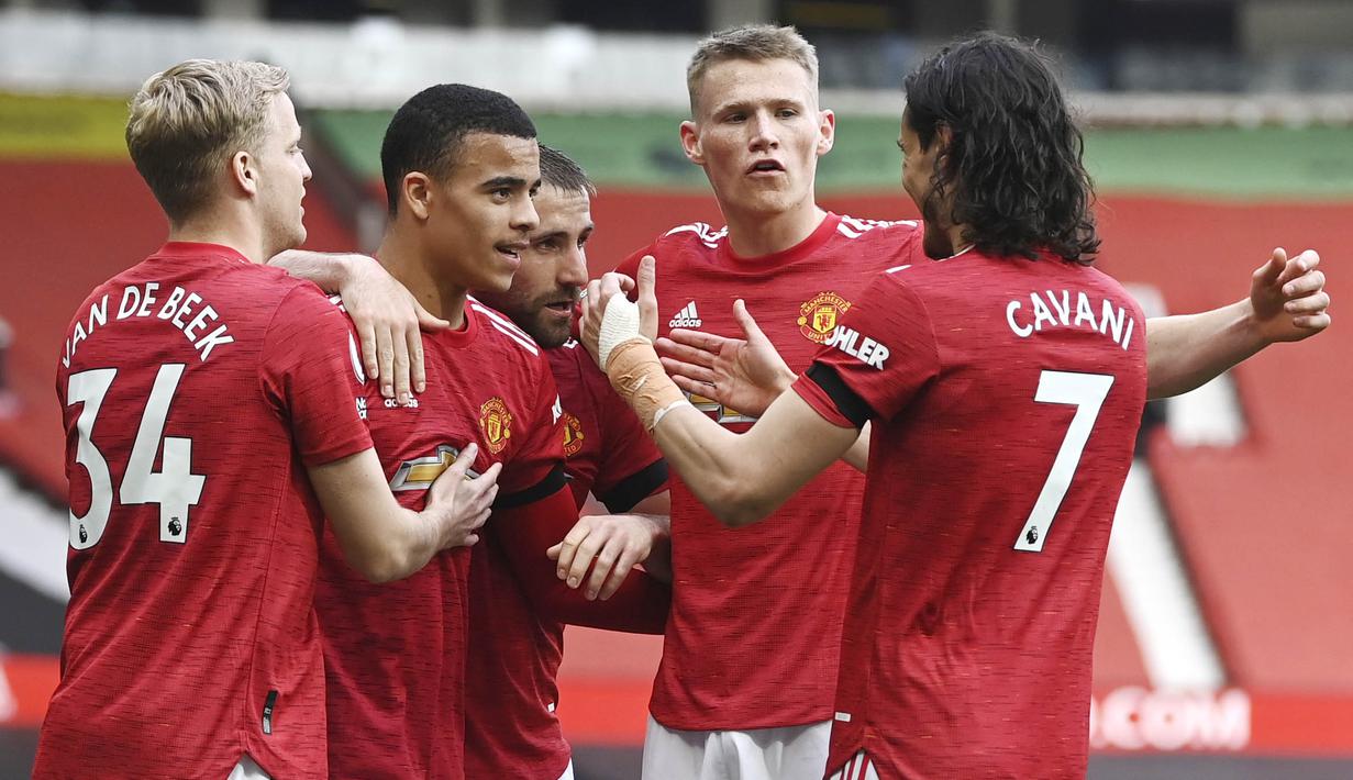 Para pemain Manchester United merayakan gol yang dicetak oleh Mason Greenwood ke gawang Burnley pada laga Liga Inggris di Stadion Old Trafford, Minggu (18/4/2021). MU menang 3-1 Burnley. (Gareth Copley/Pool via AP)