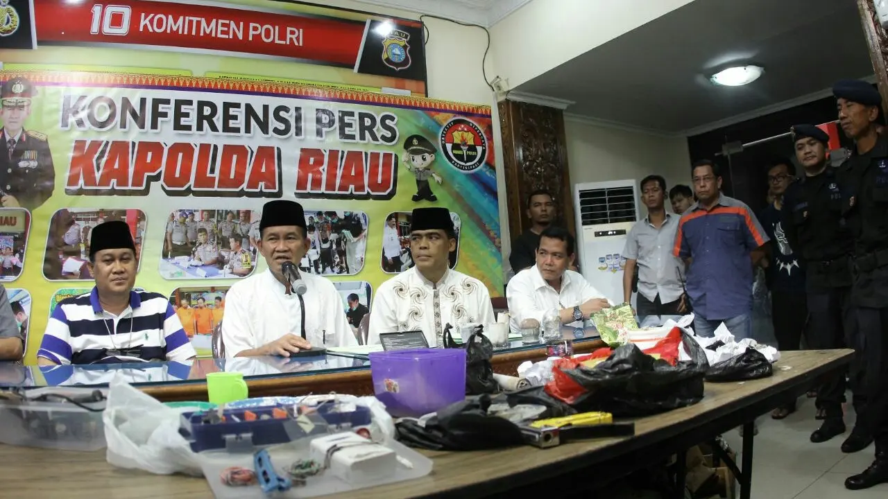 Kapolda Riau Irjen Nandang  memeberi keterangan terkait penangkapan 3 terduga teroris di Universitas Riau (Liputan6.com/ M Syukur)