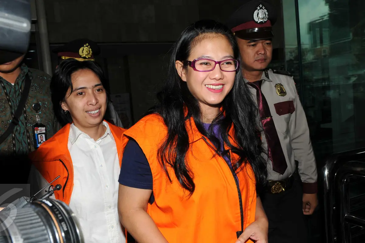 20160122-Damayanti dan Rinelda Malah Senyum-senyum Usai Diperiksa KPK