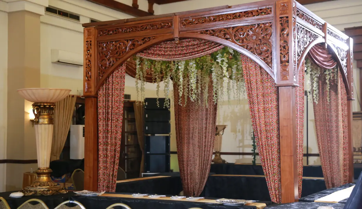 Presiden Joko Widodo atau dikenal Jokowi akan menikahkan putrinya, Kahiyang Ayu dan Bobby Nasution Rabu (8/11/2017). Pada mantu keduanya ini, Jokowi mengundang ribuan tamu termasuk pedagang pasar dan PKL hingga pejabat negara. (Adrian Putra/Bintang.com)