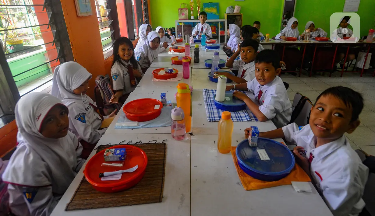 Para siswa juga tampak antusias dengan program makan bergizi gratis tersebut. (merdeka.com/Arie Basuki)