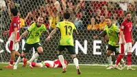 Pemain Australia, Jackson Irvine, melakukan selebrasi setelah mencetak gol ke gawang Timnas Indonesia dalam matchday ketujuh Grup C di Sydney Football Stadium, Sydney, pada Kamis (20/3/2025) sore WIB. (AP Photo/Mark Baker)