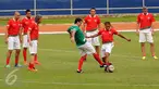 Legenda Liga Italia asal Belanda, Edgar Davids (kedua kanan) berebut bola saat latihan uji lapangan jelang laga melawan Primavera Baretti di Stadion GBK, Jakarta, Jumat (20/5/2016). Laga kedua tim digelar Sabtu (21/5). (Liputan6.com/Helmi Fithriansyah)