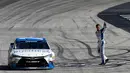 Pembalap dari Comcast Business Toyota, Carl Edwards menyapa penonton usai merayakan kemenangan NASCAR Sprint Cup Series Food City 500 di Bristol Motor Speedway (17/4). (AFP/Matt Sullivan)