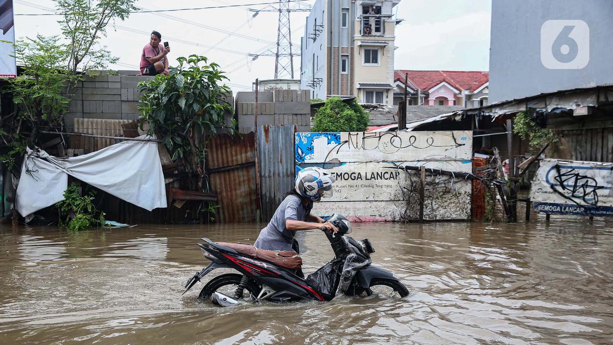 Kali Angke Meluap, Jalur Penghubung Jakarta dan Kota Tangerang Terendam Banjir