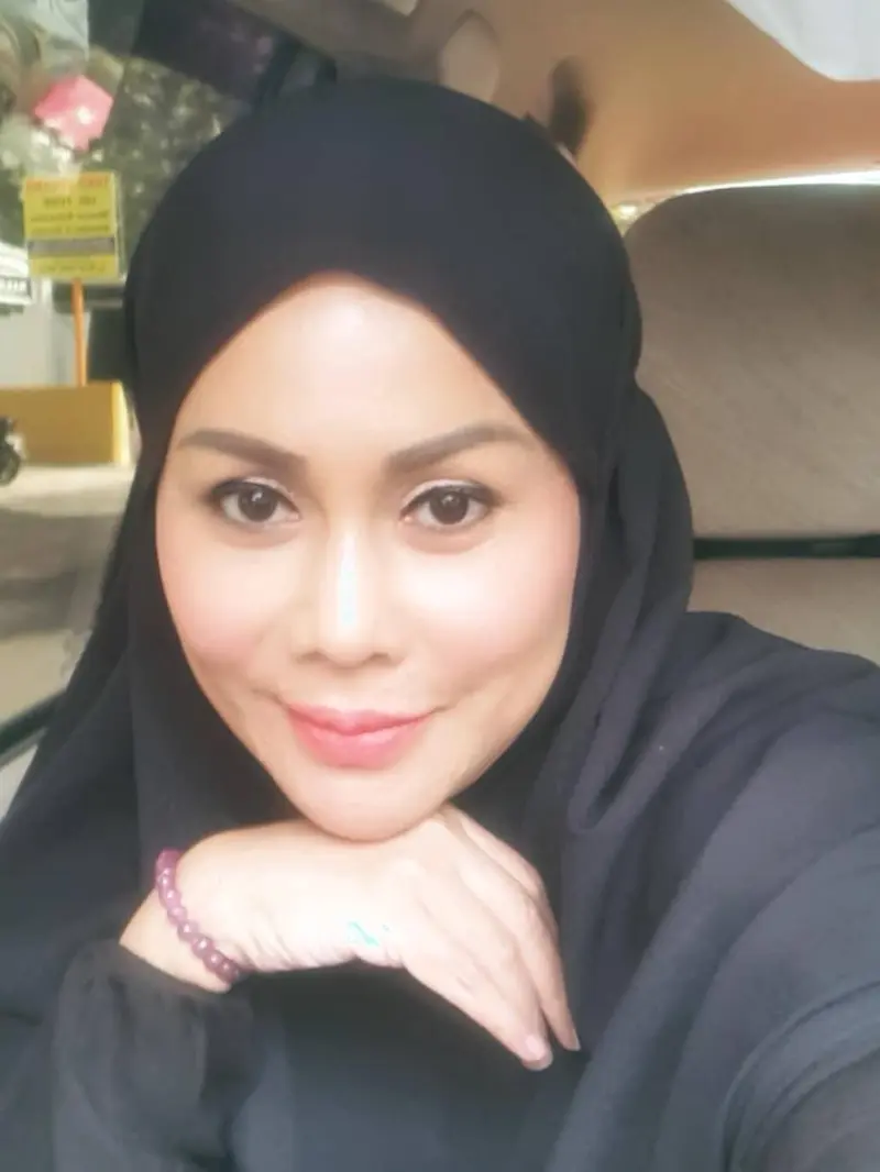 Pesona Mak Vera Mantan Manager Olga Syahputra yang Berhijab