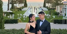 Tiffany dan Chef Arnold menghadiri pesta pernikahan kerabanya di Château de la Croix des Gardes, Paris. Keduanya pun tampil mengenakan pakaian serba hitam. [@tiffanysoetanto]