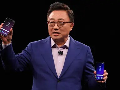 Samsung President of Mobile Communications Business, DJ Koh menunjukkan ponsel Samsung Galaxy S9 saat acara Samsung Galaxy S9 Unpacked di Barcelona, Spanyol (25/2). (AFP Photo/Lluis Gene)