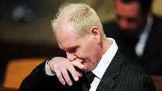Mantan bintang sepakbola Inggris, Paul Gascoigne terpukul saat memberi penghormatan terhadap jenazah mendiang Sir Bobby Robson di Durham, 21 September 2009. AFP PHOTO/Owen Humphreys