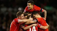 Gelandang Liverpool, Joe Allen merayakan selebrasi bersama pemain lainnya usai mencetak gol ke gawang Newcastle saat Laga Liga Premier Inggris di Anfield Stadium, Senin (13/5/2015). Liverpool menang 2-0 atas Newcastle United. (Reuters/Andrew Yates)