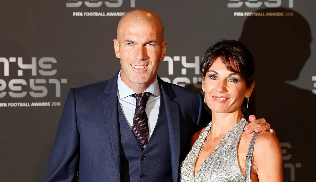 Mantan pesepak bola Prancis, Zinedine Zidane dan istrinya Veronique saat menghadiri FIFA Football Awards di London, Inggris, Senin (24/9). FIFA Football Awards merupakan penghargaan untuk para pesepak bola terbaik. (Adrian DENNIS/AFP)