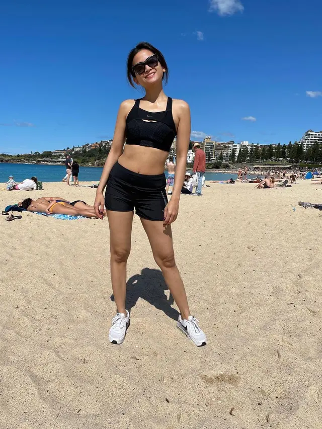 Acha Septriasa di pantai (Instagram/septriasaacha)