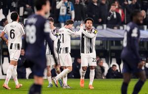 Skuad Juventus merayakan gol Weston McKennie ke gawang Pafos di matchday 6 league phase Liga Champions 2025/2026 di Allianz Stadium, Kamis (11/12/2025) dini hari WIB. (Fabio Ferrari/LaPresse via AP)