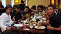 Sejumlah pemain Sriwijaya FC bersiap menyantap hidangan di salah satu restoran di Bandung, Sabtu (19/3/2016). Manejemen Sriwijaya FC memilih makan bersama saat jeda laga turnamen Piala Bhayangkara 2016. (Liputan6.com/Helmi Fithriansyah)