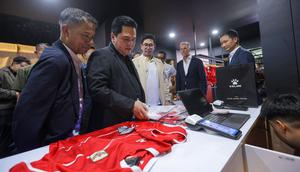 Ketua Umum PSSI, Erick Thohir, didampingi Sekjen PSSI, Yunus Nusi, melihat detail jersey Timnas Indonesia yang baru saja diluncurkan oleh Kelme di Stadion Utama Gelora Bung Karno (SUGBK) Senayan, Jakarta, Kamis (12/3/2026). (Bola.com/Bagaskara Lazuardi)